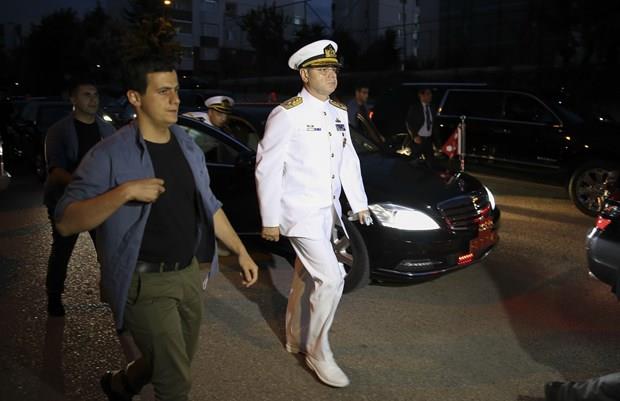 Orgeneral Akar'a ziyarette, Genelkurmay kinci Bakan Orgeneral mit Dndar, Kara Kuvvetleri Komutan Orgeneral Salih Zeki olak, Hava Kuvvetleri Komutan Orgeneral Abidin nal, Deniz Kuvvetleri Komutan Oramiral Blent Bostanolu ve Jandarma Genel Komutan Orgeneral Yaar Gler elik etti.