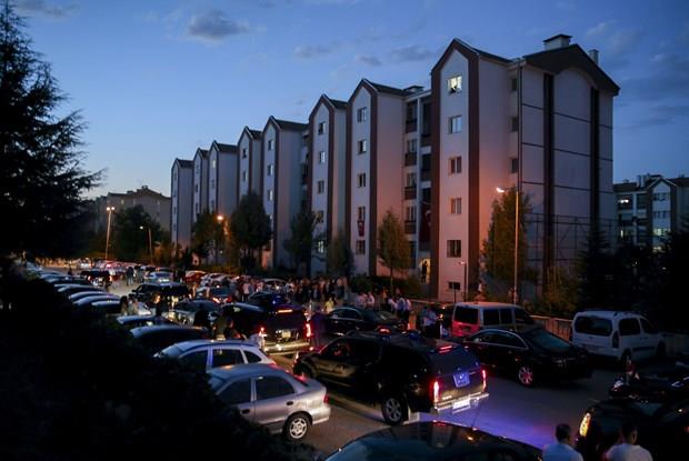 Orgeneral Akar ile kuvvet komutanlar ehidin Etimesgut'taki evine gelilerinde vatandalar tarafndan alklarla karland.