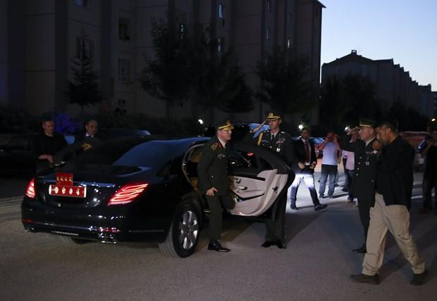Genelkurmay Bakan Orgeneral Hulusi Akar, Fetullah Terr rgt'nn (FET) darbe giriimi srasnda, zel Kuvvetler Komutanlnda darbeci general Semih Terzi'yi vurduktan sonra ehit edilen Astsubay Kdemli Baavu mer Halisdemir'in ailesini ziyaret ederek taziyelerini iletti.