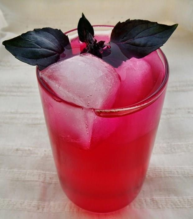 Kirazl buzlu iecek:<p> 1 su barda kadar, yani yaklak 15 adet kirazn ekirdeklerini karn ve buz kalplarna yerletirin, zerine su ilave ederek dondurun. 1 ie sade maden suyunun iine kirazl buzlar ekleyin. Harika grntsnn yan sra serinleten ieceiniz hazr olacaktr. Kirazn melatonin ierii ile uykuyu dzenlemeye yardmc olmasnn yan sra A, C vitamini ve lif ierdiini unutmayn.