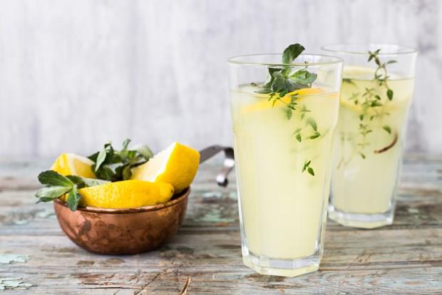 Naneli ayran:<p> Yaz aylarnn serinleten klasiklerinden biri olan naneli ayran hem ana nlerde yemekle birlikte tercih edebileceiniz hem de ara nlerde tketebileceiniz salkl bir alternatif. 2 su barda yourt, nane, su ve tuzu mutfak robotundan geirmeniz yeterli. Bu iecei su yerine maden suyu kullanarak da yapabilirsiniz. Scaklarda terlemeyle yaadmz mineral kayplarn yerine koymak iin maden suyunun iyi bir seenek olduunu unutmayn.