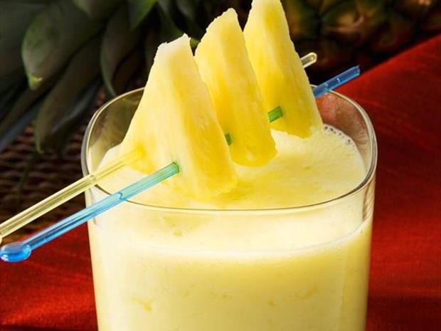 Ananasl st: Baklk sistemini glendiren, yksek miktarda C vitamini ieren ananas ayn zamanda barndrd bromelain sayesinde de sindirime yardmc oluyor. Bu faydal meyveyi 1 halka eklinde kesin ve 1 su barda stle birlikte robottan geirin. steinize gre; hindistan cevizi veya tarn ilave edebilirsiniz.