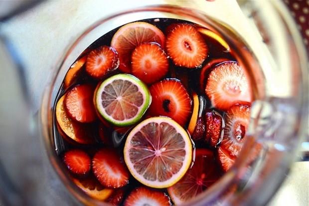 Beslenme ve Diyet Uzman, 'Mutfaa girin ve serinletmesinin yan sra hem salkl hem de dk kalorili iecek alternatiflerini kendiniz hazrlayn' diyor. Deniz&#8217;in, yaz meyvelerinin bolca yer ald salkl ve pratik 9 iecek nerisi yle: