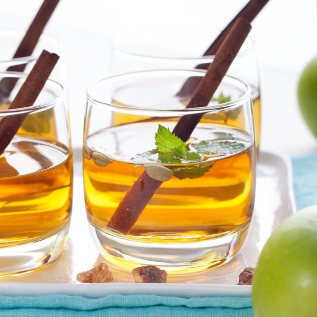 Tarnl yeil ay: <p>Bilimsel almalarda; yeil ayn metabolizmay hzlandrarak kilo kaybn destekledii, diyabet, kalp hastalklar ve baz kanser trlerinden koruyucu olabilecei gsterilmi. Bu nedenle yeil ay sofralarmzda bulundurmamz gerekiyor. Scaklarda hem serinleten hem kilo kaybna yardm edecek olan tarnl yeil ay iin 1 kupa scak suda yeil aynz demleyin. erisine bir ubuk tarn koyun. Biraz souttuktan sonra zerine 3-4 su barda kadar souk su ilave edin ve buz ekleyin.