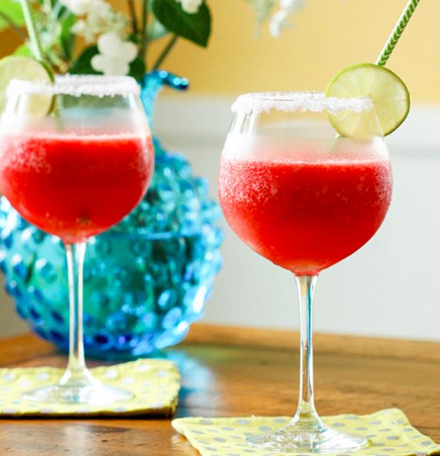 Scak havalarda sv almn arttrmak vcudun dengesi iin ok nemli. Hem ferahlamak hem de serinlemek isteyenler tercihlerini genellikle souk ieceklerden yana kullanyor. Ancak bu noktada dikkatli olmakta fayda var zira ferahlatan souk iecekler hastalklar da beraberinde getirebilir.  <p>  Tercihin eker ierii yksek veya asitli ieceklerden yana kullanlmas hem mideye zarar veriyor hem de vcududa hibir yarar olmayan eklenti ekerlerin fazlasyla alnmasna yol ayor. stelik ekerli ve asitli iecek tketimi uzun vadede obezite ve diyabet gibi metabolik bozukluklara da neden olabiliyor.