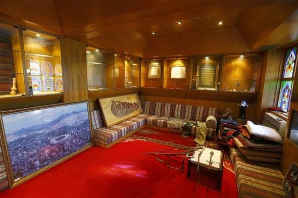 zmir'de FET ile balant olduu iddiasyla kayyum atanan ve ad "15 Temmuz ehitleri" olarak deitirilen elale A bnyesindeki eski Yamanlar lkokulu ve Ortaokulu binasnda, elbise dolabndan girilen gizli bir oda ortaya karld. (AA)