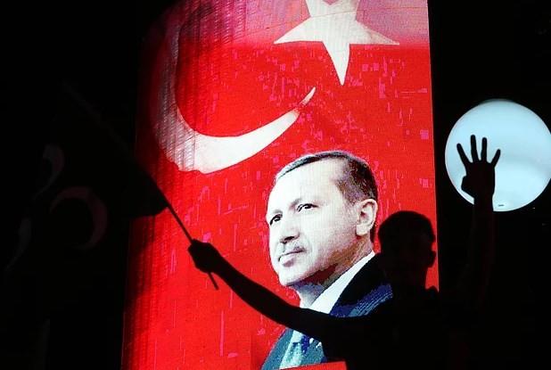 Aratrmaya gre, demokrasi mitinginlerine katlanlarn yzde 83' muhafazakr yaam tarzn benimserken, bu kitle ierisinden yzde 17'lik bir kesim kendisini &#8216;sofu' olarak tanmlyor.  <br>  Katlmclarn yzde 79,5'i "1 Kasm seimlerinde hangi partiye oy verdiniz?" sorusuna "AK Parti" yantn veriyor.  <br>  Bugn bir seim olmas durumunda bu oran yzde 84,1'e ykseliyor.