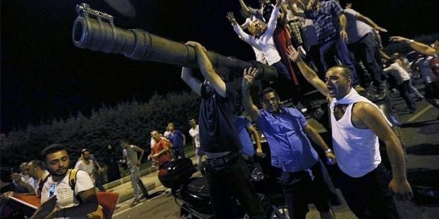 "YA toplants nedeniyle darbe tarihinin ne ekildii zerinde duruluyor. Ama darbe plannn nceden hazrland noktasnda ittifak ediliyor. Darbe plannn 17 ubat&#8217;ta tamamland, daha sonra gncellendii sylenmiti."