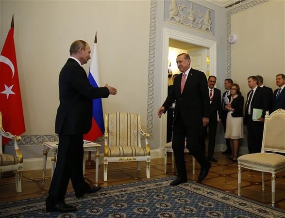 St. Petersburg'un 19 kilometre uzaklnda bulunan Konstantin Saray, 2013 ylndaki G-20 Zirvesi'nden bu yana Kongreler Saray olarak anlyor.