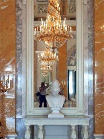 Bu iki kiinin ansna Saray'a Konstantin ad verildi. 20. yzylda neredeyse harap hale gelen Saray, kinci Dnya Sava srasnda maruz kald top atei ve yangnlarn ardndan sadece ta iskelete dnmt.