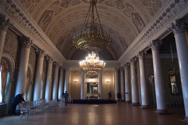 Evlerin i taksimat ayn, ancak i tasarmda her kente zg motifler kullanlm durumda. rnein, Tula kentine zg motifler, semaverler ve silahlar veya Vologda kentine zg danteller.