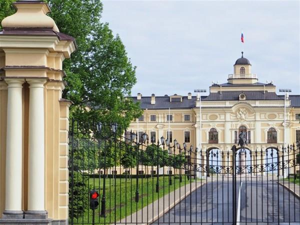 Fin Krfezi kysndaki Saray'a bal bir Konsolosluk Ky bulunuyor. Ky, 20 VIP evden oluuyor. Evler kentlerin adlarn tayor.