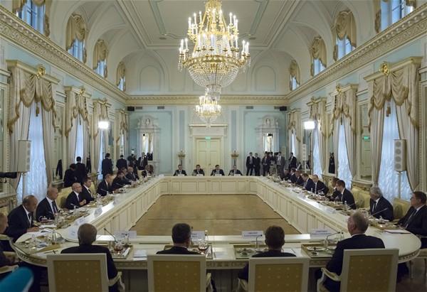 Saray, &#8220;arlar ky&#8221; olarak bilinen &#8220;Strelna&#8221; blgesinde yer alyor.