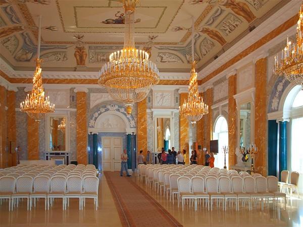 Fin Krfezi&#8217;nin kysndaki saray, 19. yzylda imparatorun kardeleri olan Grandk Konstantin Pavlovi sonra da Grandk Konstantin Nikolayevi&#8217;in malikanesi olarak kullanld.