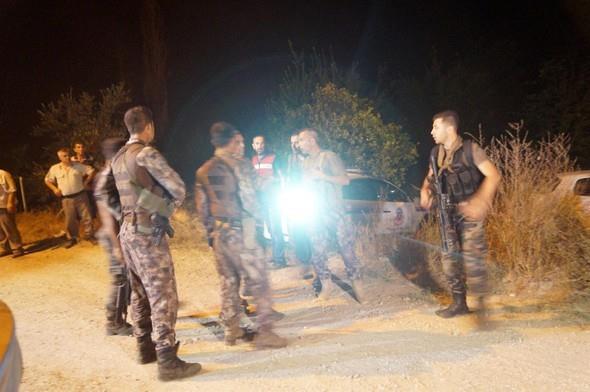 BAZILARI ALAMI!  <br>  2 polisin ehit olduu otel saldrs ve ehit polislerin cenaze trenleri izletilen darbeci askerlerin bir blmnn alayarak, piman olduklarn syledikleri renildi.