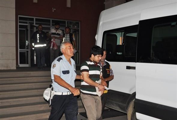 *Yunan adalarna kamak iin sahildeki tekneleri inceledik. Tekneleri altrmay baaramaynca ormanlk blgeye katk. 37 darbeci askerden 1'i hala firarda bulunuyor.