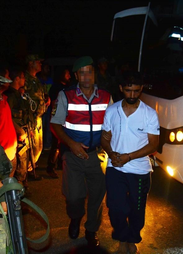 *Otele geldiimiz gece bir ngiliz turistin odasna kapy krarak girdik. ngilizce olarak Recep Tayyip Erdoan'n kald oday sorduklar, ngiliz turist korktu ve hibir yant veremedi.