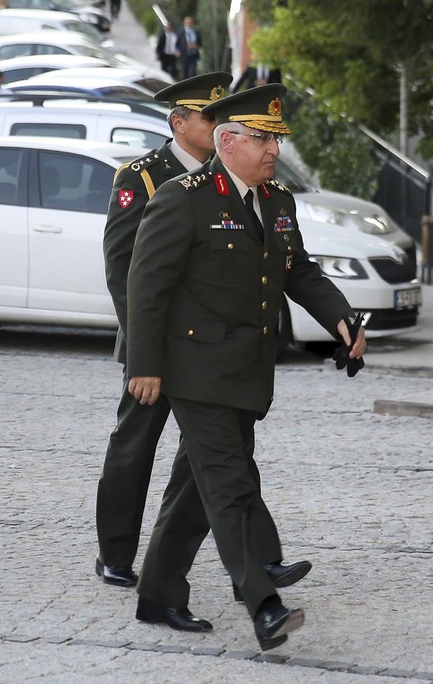 Anne Sevdiye Ertrk'n Yenimahalle'deki evine geliinde Orgeneral Akar ve beraberindeki kuvvet komutanlarn vatandalar "Ordu millet el ele" sloganlaryla karlad.