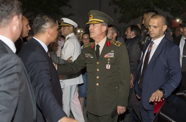 Akar ve kuvvet komutanlarnn ziyareti sonrasnda gazetecilere aklama yapan anne Sevdiye Ertrk, "Mutluyum, gururluyum. Bam dik. Her zaman da dik olacak." dedi.