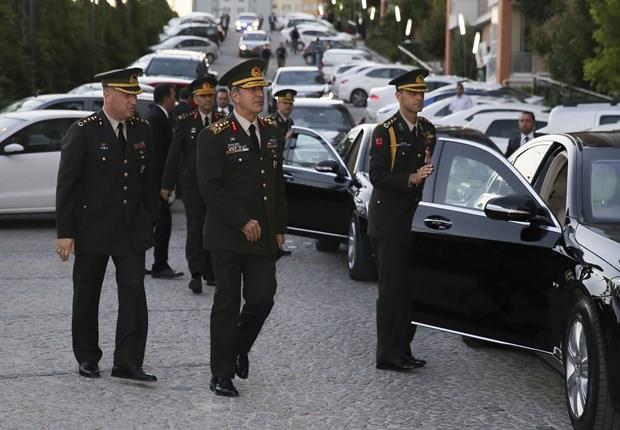 Orgeneral Akar'a, ehit Albay Ertrk'n annesini ziyaretinde Kara Kuvvetleri Komutan Orgeneral Salih Zeki olak, Deniz Kuvvetleri Komutan Oramiral Blent Bostanolu, Hava Kuvvetleri Komutan Orgeneral Abidin nal, Jandarma Genel Komutan Orgeneral Yaar Gler ve Genelkurmay kinci Bakan Orgeneral mit Dndar elik etti.