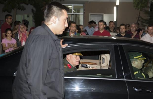 Komuta kademesinin ziyaretinden byk mutluluk duyduunu ifade eden anne Ertrk, "Hepsiyle gurur duyuyorum. Evlatlarm onlar benim. Beni ok mutlu ettiler." diye konutu.