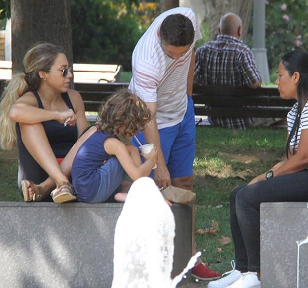 Parkta koup elenen olu Sarp'a bir fast food restoranndan ald hamburgeri yediren sar-krmzl oyuncu, bir ara patates kzartamasnn tadna bakmak istedi.