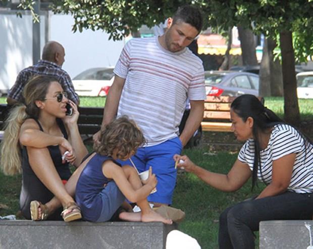 Geen sezon gbekli fotorafyla eletiri konusu olan Galatasarayl futbolcu Sabri Sarolu, ailesiyle Bebek'te objektiflere yansd.