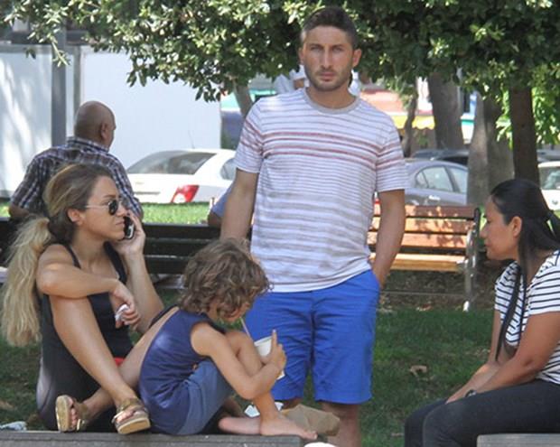 Fotoraflarnn ekildiini fark edince elindeki patatesi brakan futbolcu, "ocukla urayorum. Tatil yok almalara devam ediyoruz" diye konutu.