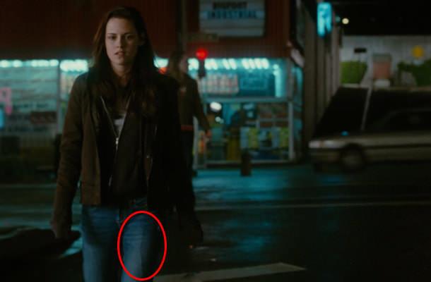 Bella&#8217;nn yabanclara doru yaklat bu sahnede cebindeki mikrofon kablosu akca gzkyor.