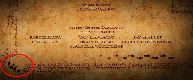 Harry Potter'n Marauder haritasna bakt sahnede kede bulunan ayak izleri.