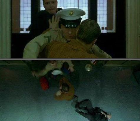 Deniz Piyadesi'nin ilk karelerde den apkas tekrar beliriyor.