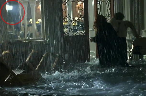 Titanik&#8217;de geminin batt sahnede, film ekibinden birisi yemek salonunda gzkyor.