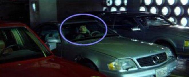 Otomobil patlamadan nce aracn iindeki kukla gzkyor...