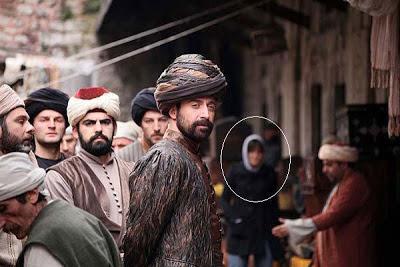 Muhteem Yzyl-16. yzylda kot pantolonlu kapionlu biri Kanuni'nin arkasnda grnd.