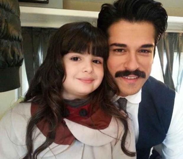 Levent lgen&#8217;le 5 yamdayken beraber bir dizide oynamtm orada kameraya bakmamam gerektiini, nasl yapacam ondan renmitim.  <p>  'CEM YILMAZ LE OYNAMAK STERM'  <p>    Ylmaz Erdoan, Tolga evik ve Cem Ylmaz&#8217;la oynamak isterim. Oyunculukta iyi yerlere gelmek istiyorum. Fahriye Evcen&#8217;i ok beeniyorum.