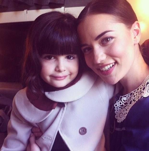 Zaman zaman zorlayabiliyor ama oyunculuu ok sevdiim iin bana elenceli geliyor. leride iki meslek yapmak istiyorum daha ok oyunculua yneleceim, ayn zamanda kendi piyano retmenim gibi ocuklara piyano eitimi vermek istiyorum.