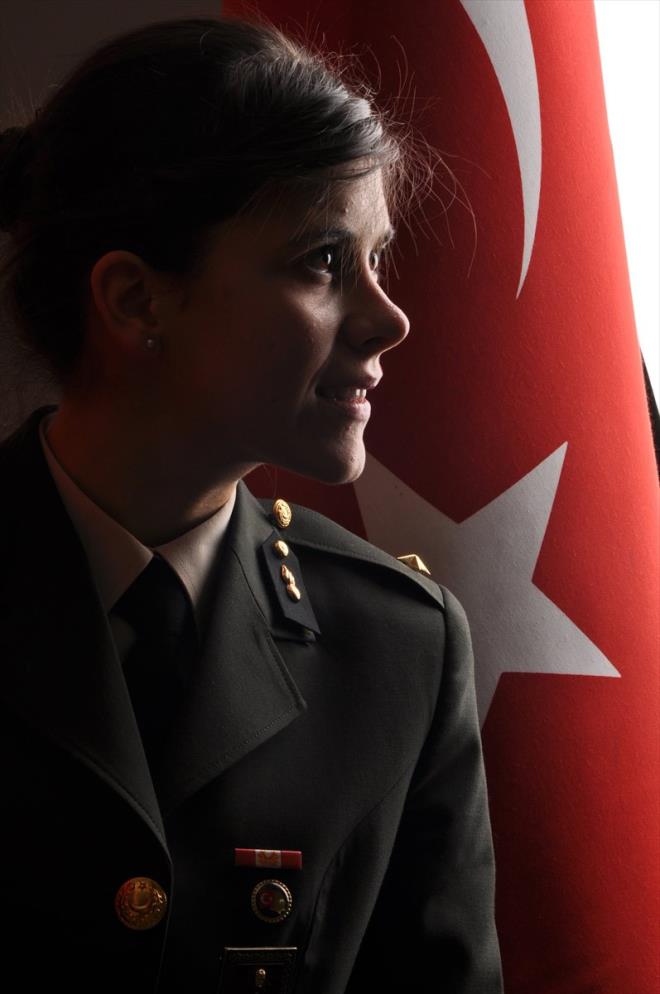 "Hep belirli kiiler zerine oynanyordu. Bizden, 'alt snflar zerinde ete kurduk' diye savunma aldlar. Ona bile cevap veremedik. Bu yzden birok kez savunma verdik. Biz sevilmeyen ve hor grlen tiplerdik. Azmzla ku tutsak onlarn gznde subay olamayacaktk. Bunu her seferinde dile getiriyorlard. Srekli, 'Er ya da ge bu okuldan atlacaksn, bouna urama', gibi ifadelerle kar karyaydk. Her ynden elimizi kolumuzu baladklarn dnyordum."