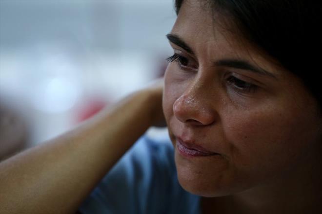 28 gnlk eitimimiz bitti ve bizi yemin trenine karmadlar. Ailem beni trende izlemeye geldiinde komutanlarmzn emriyle deniz nbeti tuttuk biz. Yemin treninin ardndan annem ile birlikte askeri hastaneye gittik. Doktor bize iki ayak topuk kemiklerimin de krldn syledi. ki ayam dizlerime kadar alya alnd.