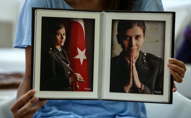 Daha yeni askeri renci olmann sevincini yayordum. 'Acaba bu ekilde devam edebilir miyim?' diye travma da yaadm. Okula 45 gn sonra baladm ve okul ierisine denekle gezdiim gnleri hatrlyorum. O kadar akla balanmtm bu meslee."