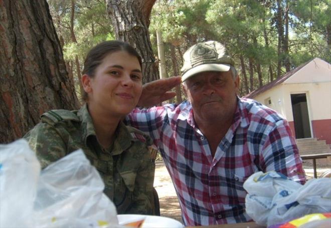 O ok sevdiim niformay stmden karsalar da bu benim hep hayalimdi. Mezuniyetimize 1 ay kala bize ayrlma dilekesi yazdrdlar. Bu kapsamda benden 'okulu brakmak istediime dair dileke' istediler nk bu dilekeyi yazarsam kendi isteimle ayrlm olacaktm ve sivil bir niversiteye yatay gei hakkm doacakt. Ayn zamanda ayrlmay kabul edip tazminat demeyi de kabul etmi olacaktm. Ben de kabul ettim. Bu dilekede onlarn dediklerini yazdk ve istediimizi yazdrmadlar."