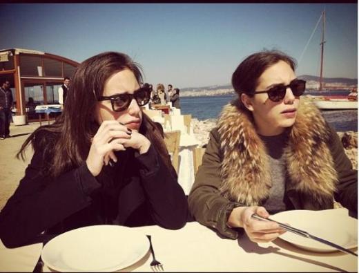 Karayel "kiz olmak zaten bal bana zordu. Ama kardelerden birinin dizilere kp tannan biri olmas iyice zormu. Hatta bu durum bizim iin ekilmez hale geldi.