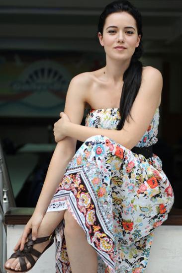 Fahriye Evcen&#8217;in kendi dnda 3 kz kardei daha olduunu biliyor musunuz?