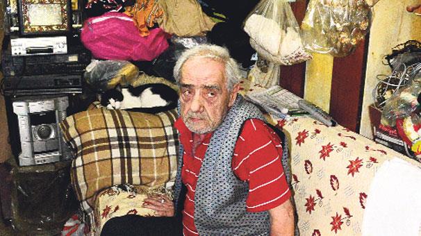 Canl yaynda Remzi Gnde&#8217;in kendisi gibi esnaf arkadalaryla konuuldu. Dkknn ok seven Remzi Gnde&#8217;in satlmas zorunlu olan dkknn Ebru Gnde&#8217;in satn aldn bu ie Remzi Gnde&#8217;in ok sevindiini syleyen esnaf arkada Ebru Gnde&#8217;in babasnn hasta olduu dnemde birka kez ziyarete geldiini de anlatt.