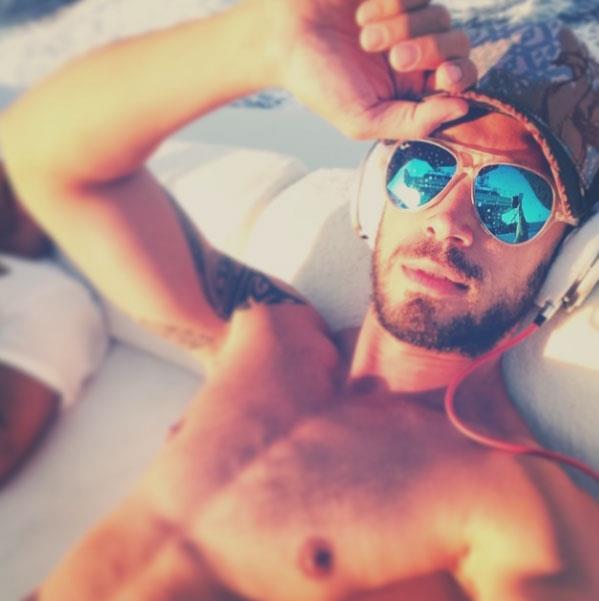 Eski sevgilisi ve menajeri Eliz Sakuolu&#8217;ndan ayrldktan sonra farkl isimlerle alan popu, ilerini abisine devretti.