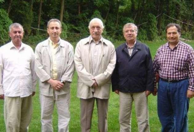 "GLEN'DEN SAAT, OKUNMU EARP GELYORDU"    (Toplanan kurban paralar) Kurban kesildiini grmedim. Amerika&#8217;dan gndem geliyordu. O ilde 500 tane kurban kesilecek. Bunu ilin ablas sylyor ve ardndan bayanlar iindeki yaplanmalar ierisinde ,retmenler ayr, doktorlar ayr, avukatlar ayr, renciler ayr...&#8217;