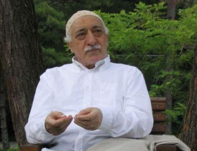 Holarna gitmi herhalde, verdiler. Saat bir rnek sadece. Glen&#8217;den okunmu earp geliyor mesela. Bu byk bir ey. Earb almak iin ya gazete abonesi buluyor, kurban buluyor, burs buluyor, renci getiriyor. Sen ka tane renci aldn eve? 50 tane, 100 tane... Bu byk bir rakam yani.