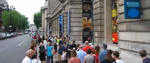 Yaygn olduu ehirler: Paris, Londra  <br>  Herhangi bir etkinlik iin bilet kuyruunda beklerken, sahtekar yannza grevli klnda gelir ve sray bypass edebilecek zel bir bilet teklifinde bulunur. Bu bilet normalden pahal olduu gibi, sahtedir de