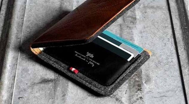 Yerdeki czdan sahtekarl    <br>Yaygn olduu ehirler: Roma, Ukrayna (genel)<br>    Sahtekarlar yere bir czdan brakr. Yoldan geenler de manzaray grnce refleks olarak czdanlarn kontrol ederler. Uzaktan seyreden ve czdanlarn asl yerlerini renen dmenci, o noktadan itibaren yankesicilik yapabilmek iin gerekli bilgiyi salamtr.