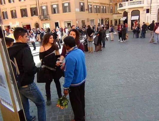 Gl sahtekarl    <br>Yaygn olduu ehirler: Paris, Roma, Barselona, stanbul<br>    ift olarak dolayorsunuzdur. Sahtekarlar yannza gelir ve elindeki glden srarla satn almanz ister. Reddederseniz partnerinizin yannda sizi aalayacak cmleler ve hareketlerde bulunur.