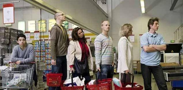 Telefonla oynayan kasiyer sahtekarl    <br>Yaygn olduu ehirler: Barcelona<br>    Sahtekar kasiyer telefonuyla oynuyormu gibi yapar. Aslnda yapt kredi kartnzn fotorafn ekip sonradan kopyalatmaktr.